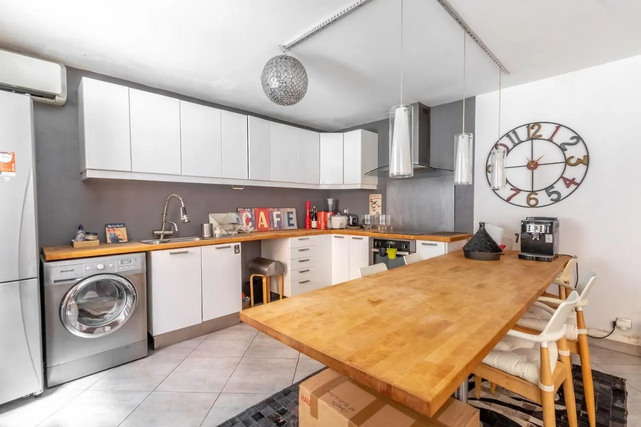 Apartman Lovely Townhouse In A Lively Area Close To The Old Nizza